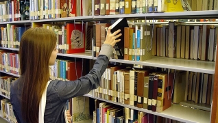 Frau vor einem Bücherregal