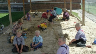 Sandkasten mit spielenden Kindern
