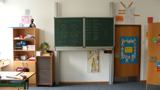 Schulklasse mit Wandtafel